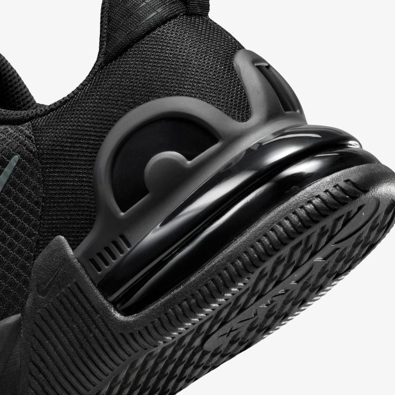 Schwarzer Sportschuh mit gepolsterter Ferse und robuster Außensohle für optimalen Halt und Komfort.