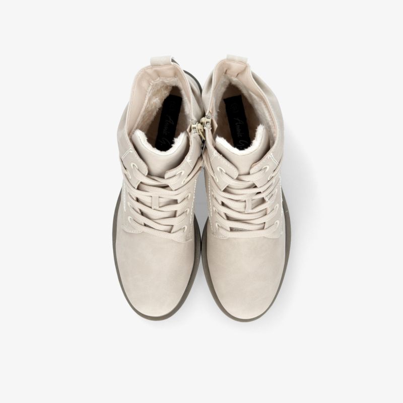 Beige stylische Sneaker als Paar mit gepolstertem Kragen und stabiler Sohle, bequem und sportlich