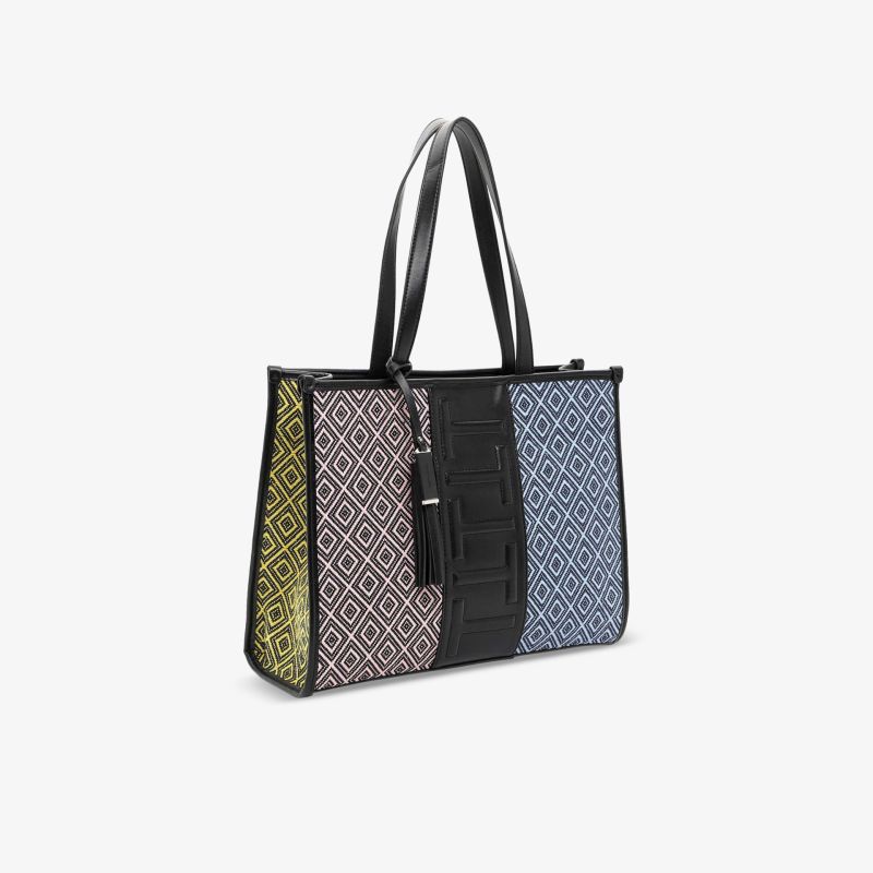 Stilvolle Tasche mit geometrischem Muster und eleganten Tragegriffen, ideal für den Alltag und besondere Anlässe.