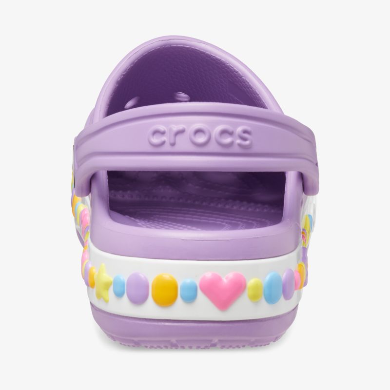 Lila Clog-Sandalen mit Herz- und Emoji-Dekoration, komfortabel für Alltag und Freizeit.