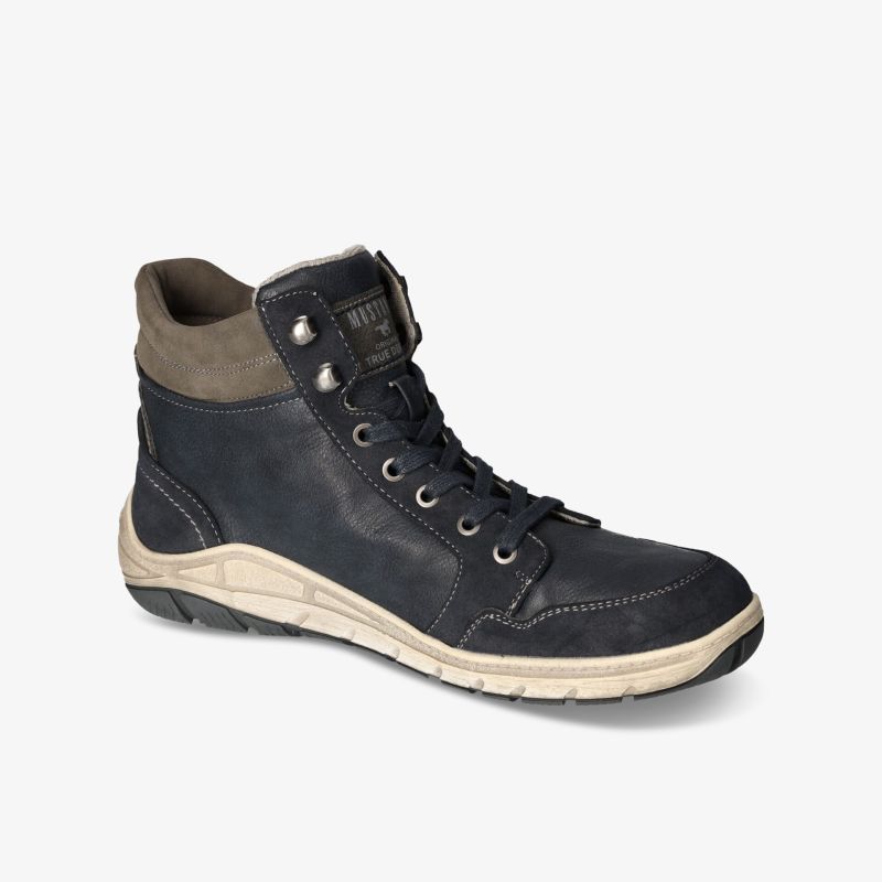 Schwarzer Lederstiefel mit bequemer Passform und rutschfester Sohle, ideal für den täglichen Gebrauch.