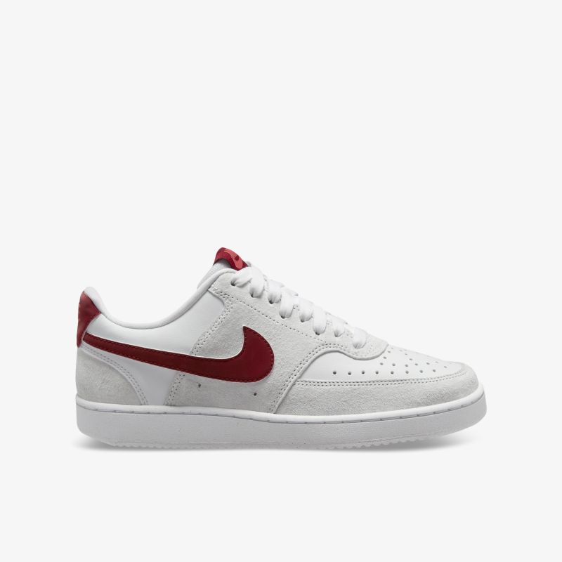 Moderner weißer Sneaker mit rotem Logo und sportlichem Design für optimalen Komfort im Alltag.
