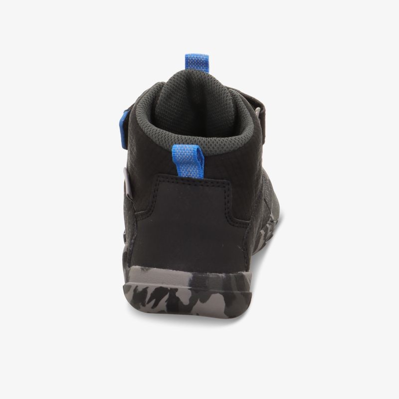 Stylischer Schuh mit Tarnmuster und blauen Akzenten, ideal für Outdoor-Aktivitäten und den täglichen Gebrauch.
