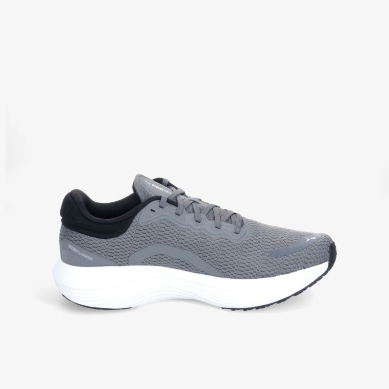 Seitliche Ansicht eines grauen Sneakers mit weißer, flexibler Sohle und atmungsaktivem Obermaterial