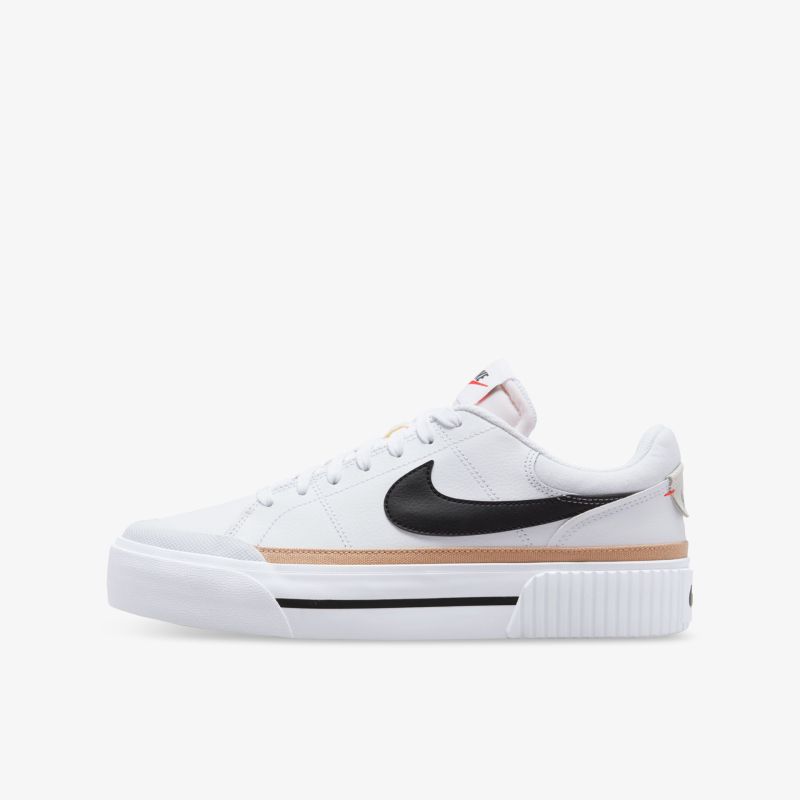 Weißer Sneaker mit schwarzem Swoosh, braunen Details und flacher Sohle. Perfekt für Alltag und Freizeitaktivitäten.