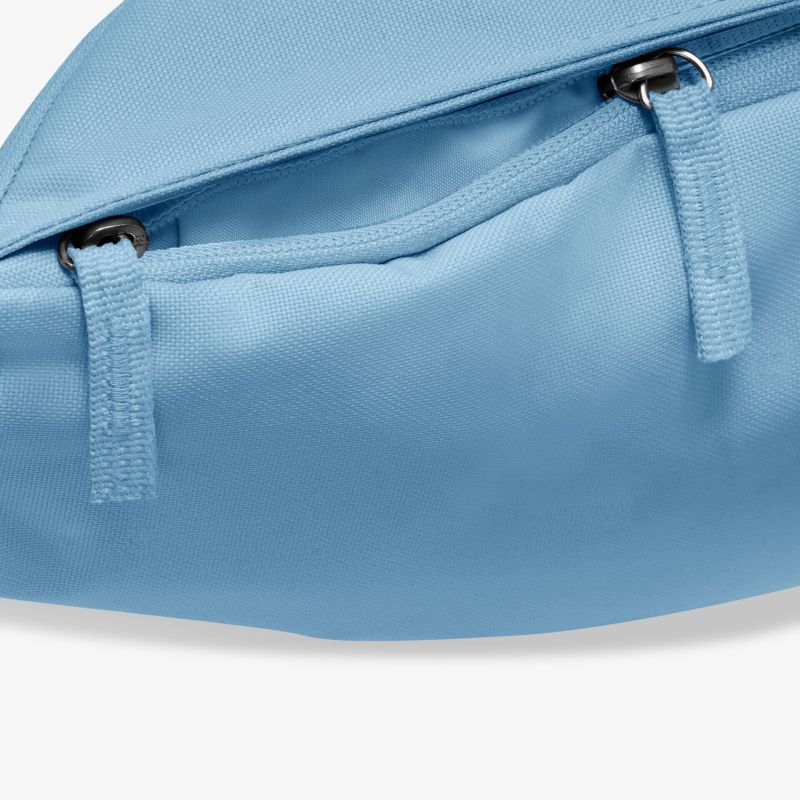 Blaue Tasche mit robustem Reißverschluss. Stilvolles und praktisches Design für den täglichen Gebrauch.