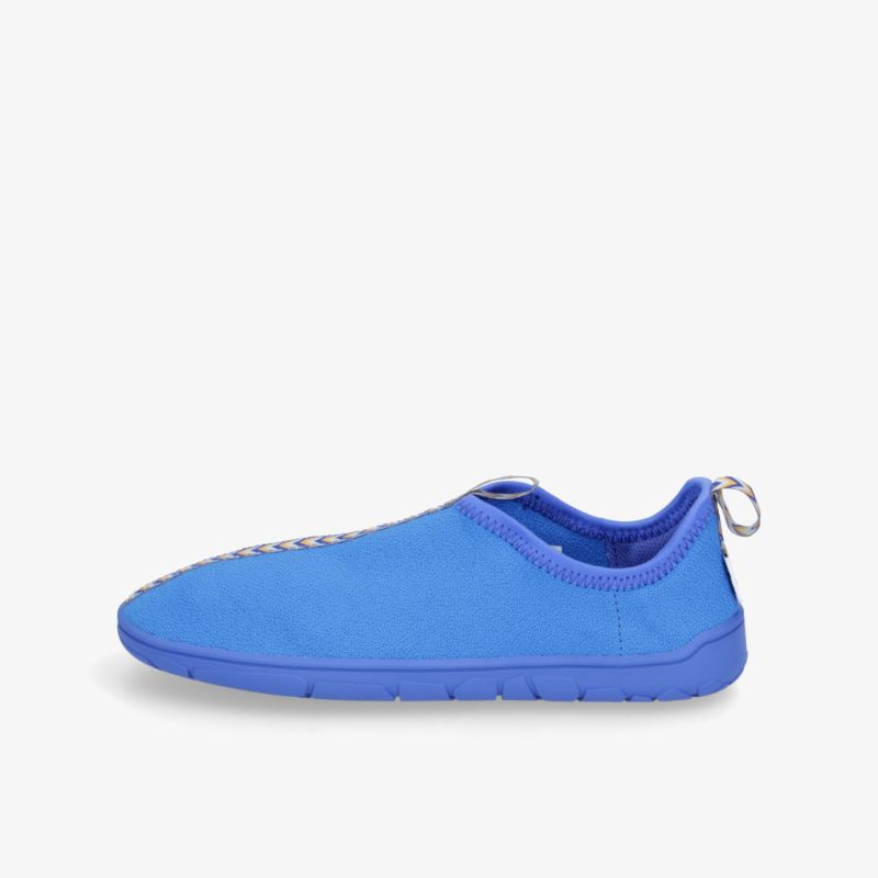 Blauer leichter Sportschuh mit flexibler Sohle und elastischem Material für hohen Tragekomfort