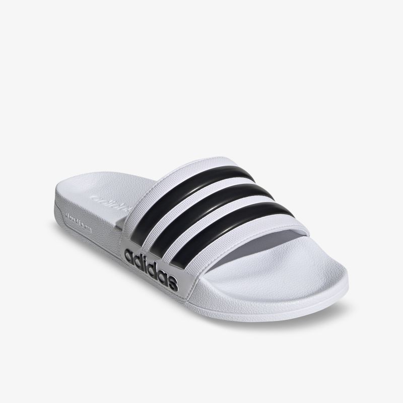 Weiße Adidas Badesandale mit klassischem Streifendesign, bequem und stilvoll für den täglichen Gebrauch.