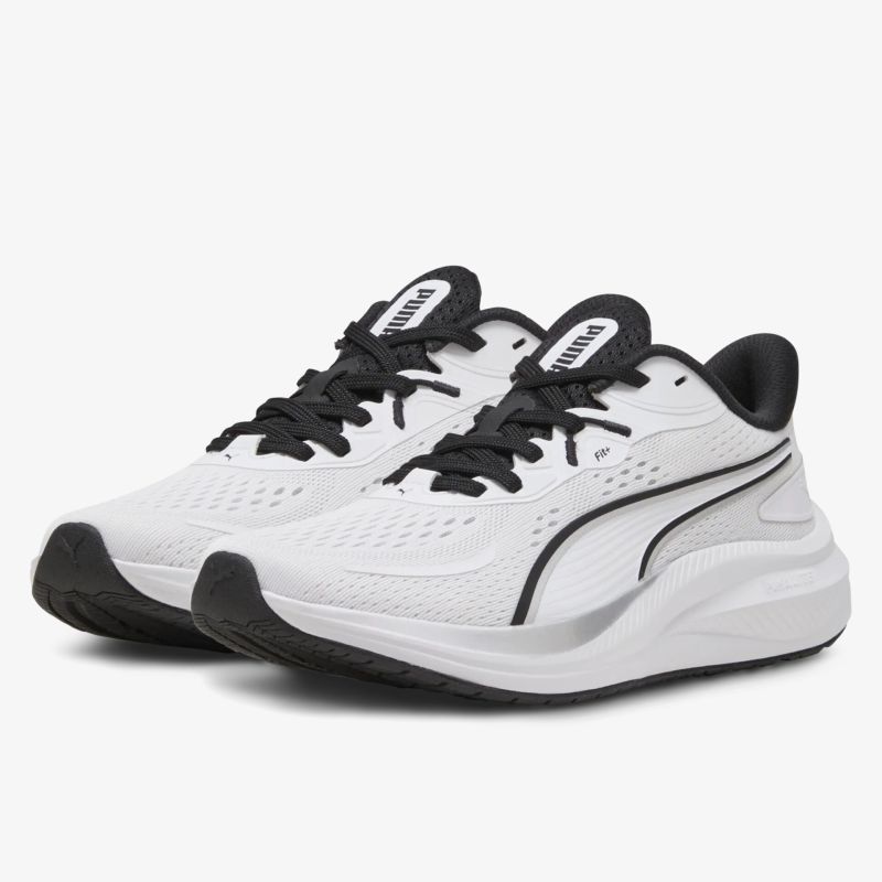 Weiß-schwarze Sportschuhe mit atmungsaktiver Oberfläche und bequemer Passform