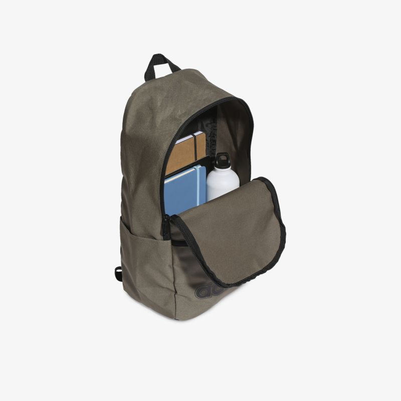 Geräumiger Rucksack mit mehreren Fächern, perfekt für Alltag und Reisen.