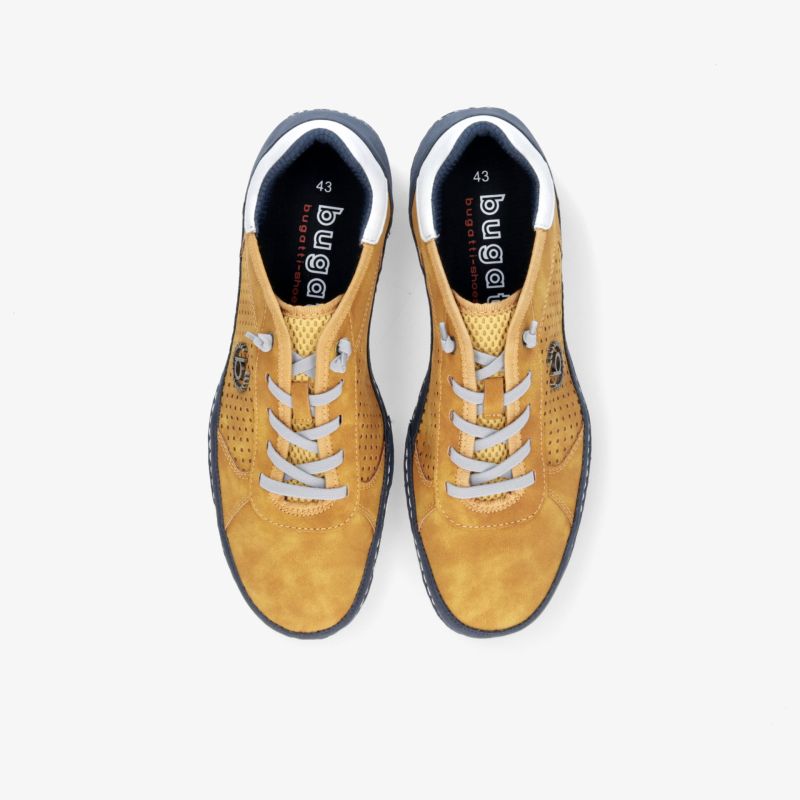 Stylische gelbe Sneakers mit robustem Design und komfortabler Passform aus der Vogelperspektive