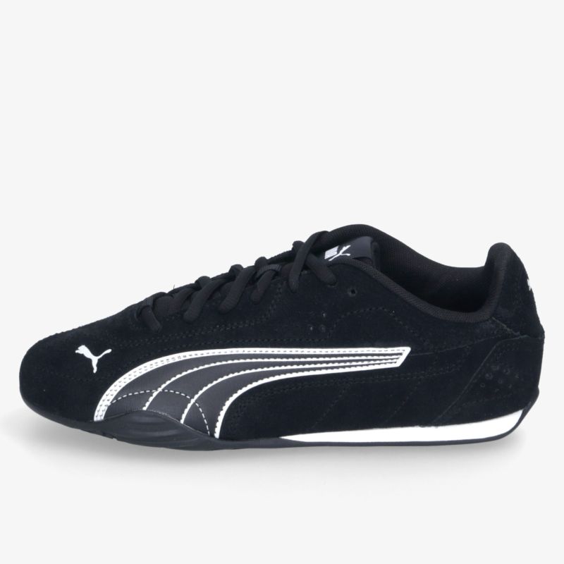Schwarzer Sportschuh mit weißem Puma Logo, seitliche Ansicht, leichte und flexible Sohle, komfortables Design