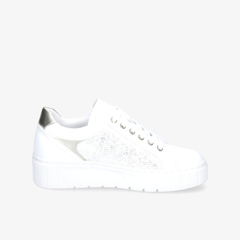 Moderner weißer Sneaker mit seitlicher Ansicht, bequeme Passform und sportliches Design