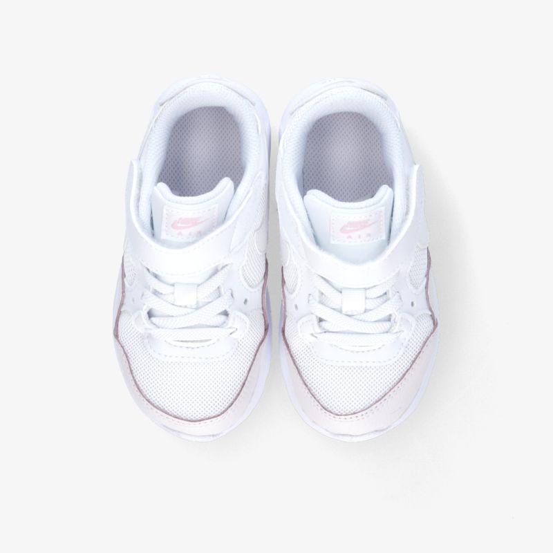 Klassische weiße Turnschuhe mit Schnürung, ideal für sportliche und alltägliche Aktivitäten.