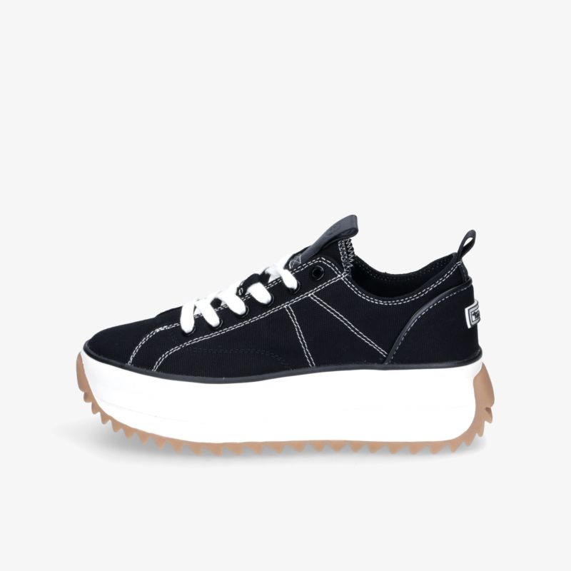 Moderner schwarzer Sneaker mit weißer Plattformsohle und robustem Profil, seitliche klare Ansicht