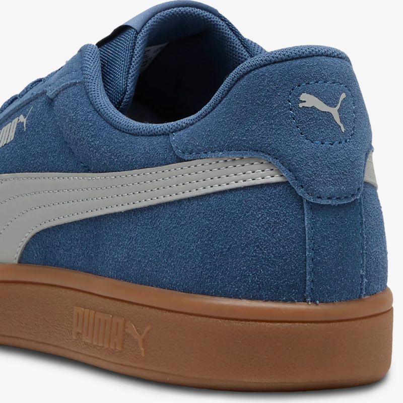 Blaue Sneaker mit Wildlederoptik und brauner Gummisohle, sportlich und bequem, seitliche Ansicht