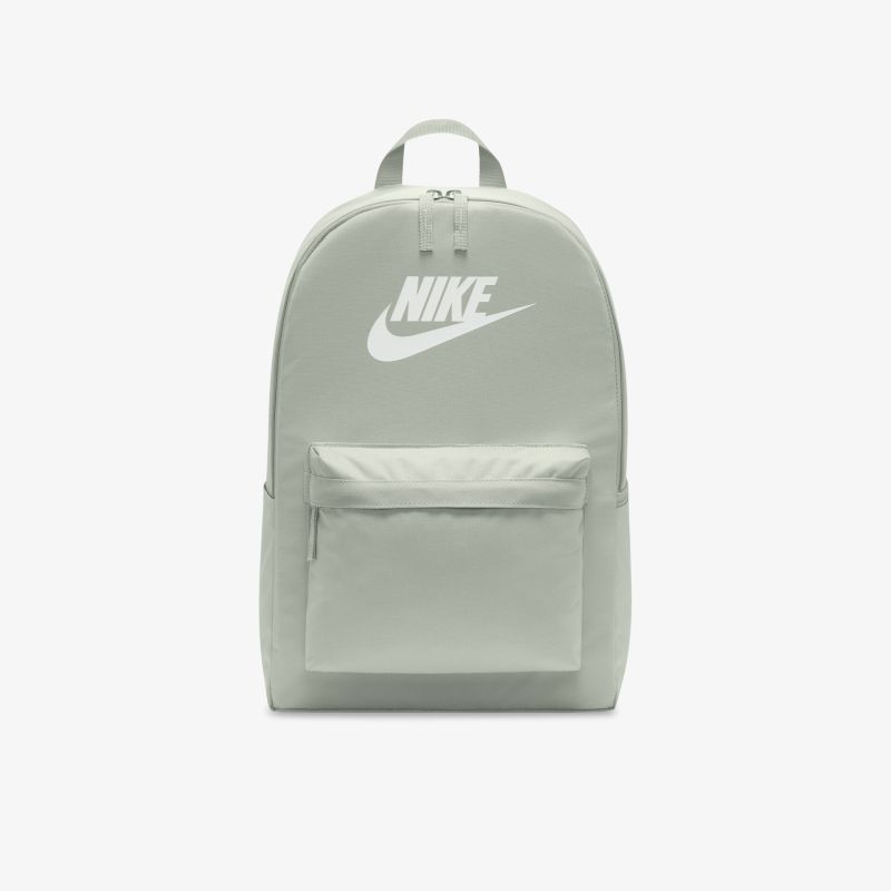 Moderner grauer Nike Rucksack mit geräumigem Hauptfach und praktischem Vorderfach mit Reißverschluss