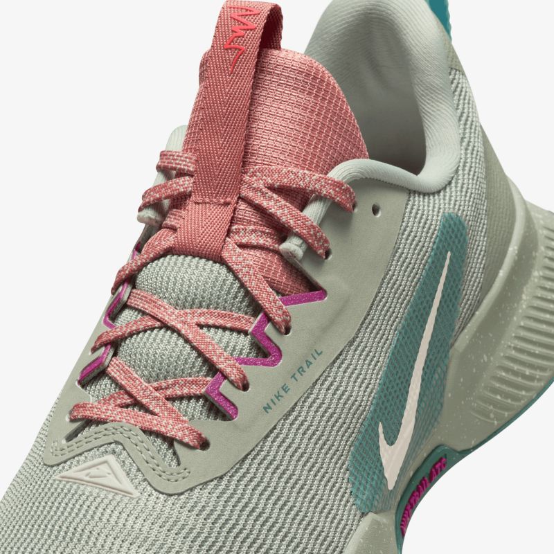 Moderner Sportschuh mit atmungsaktivem Material und bequemer Schnürung in zeitgemäßer Farbkombination