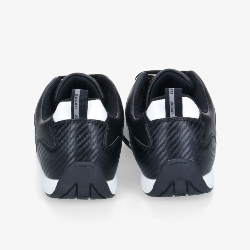 Schwarze Sportschuhe mit weißer Sohle in robuster und leichter Ausführung, Rückansicht zeigt Details