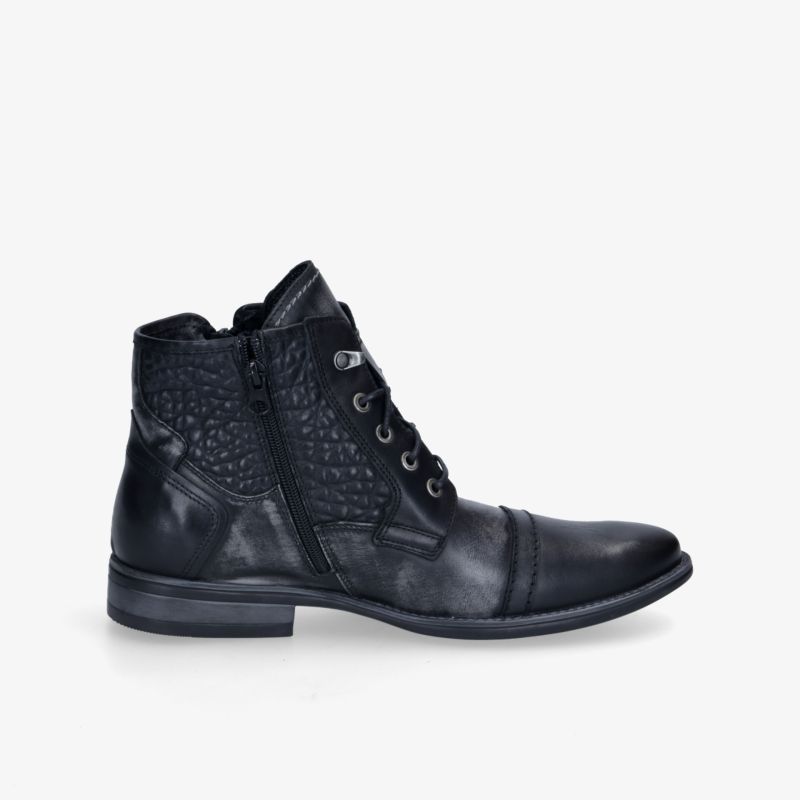 Eleganter schwarzer Schnürstiefel in Lederoptik, ideal für einen stilvollen Auftritt und hohen Tragekomfort.