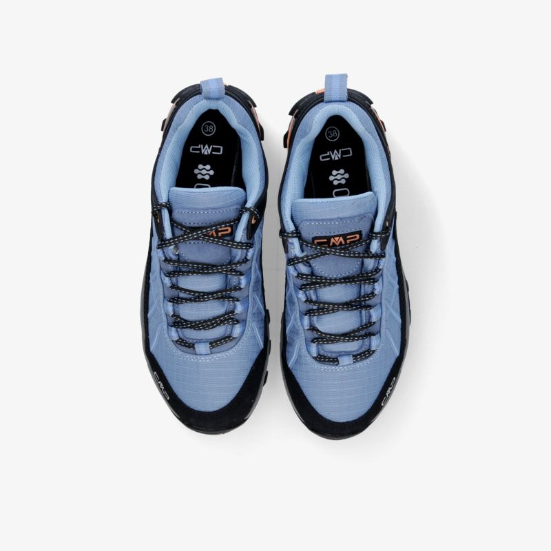 Top-Down-Ansicht eines blauen und schwarzen Sportschuhpaars mit stabiler Schnürung und gepolstertem Kragen