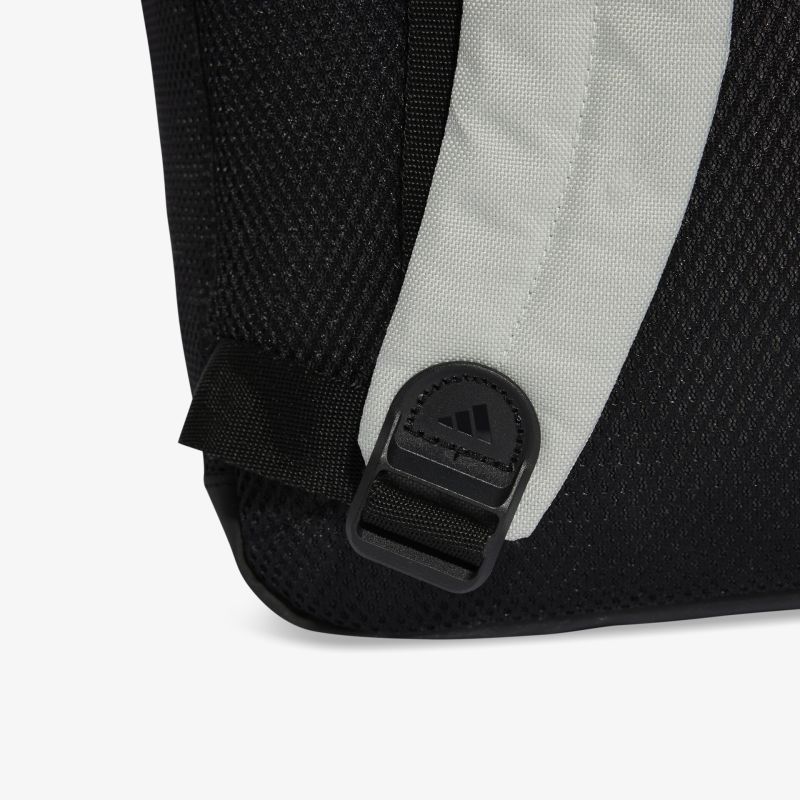 Detailaufnahme eines schwarzen und weißen Taschenverschlusses mit robustem Mechanismus und strapazierfähigem Material