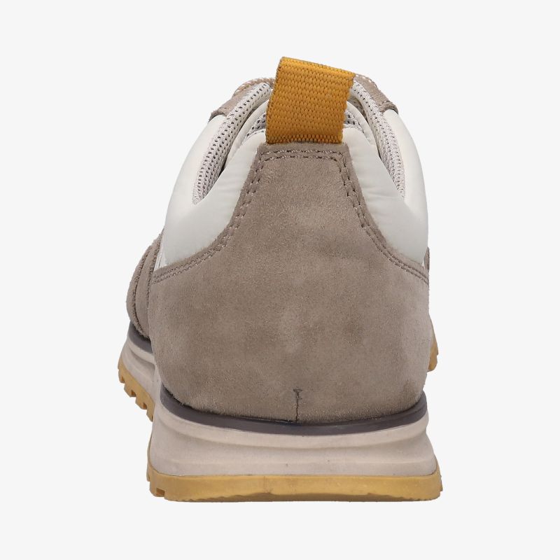 Hochwertiger Lederschuh mit robuster Sohle und sportlichem Design aus der Rückansicht