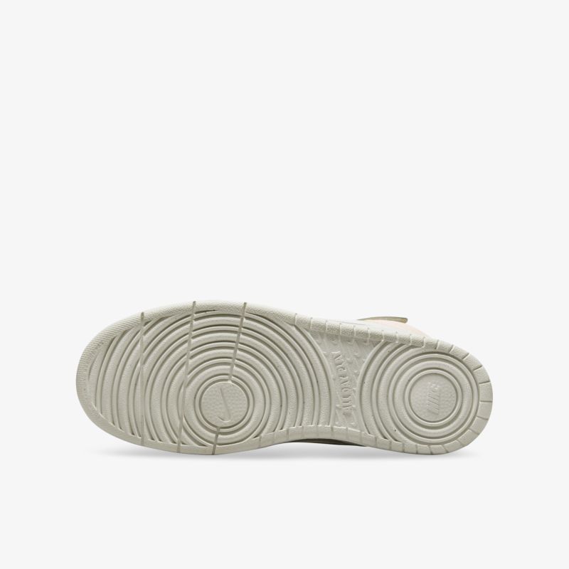 Robuste, rutschfeste Außensohle für optimalen Halt und hervorragende Strapazierfähigkeit.