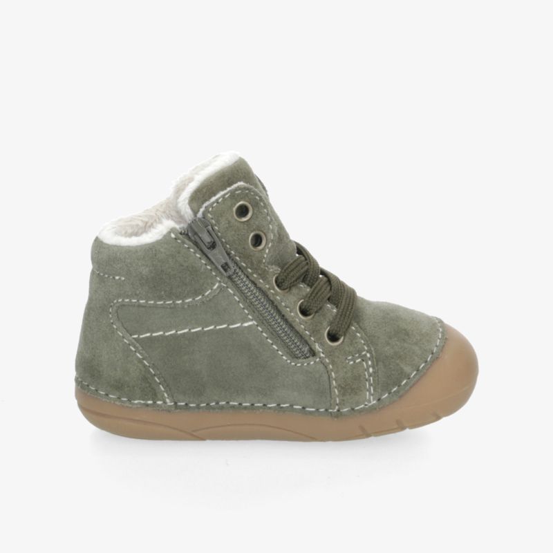 Warmer, robuster Schuh aus Wildleder mit bequemen Verschlüssen und rutschfester Sohle für perfekten Tragekomfort.