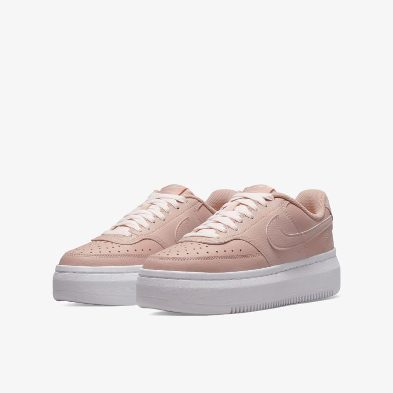 Elegante Sneaker in zartem Rosa mit weißer Plateausohle, ideal für einen modischen und komfortablen Auftritt.