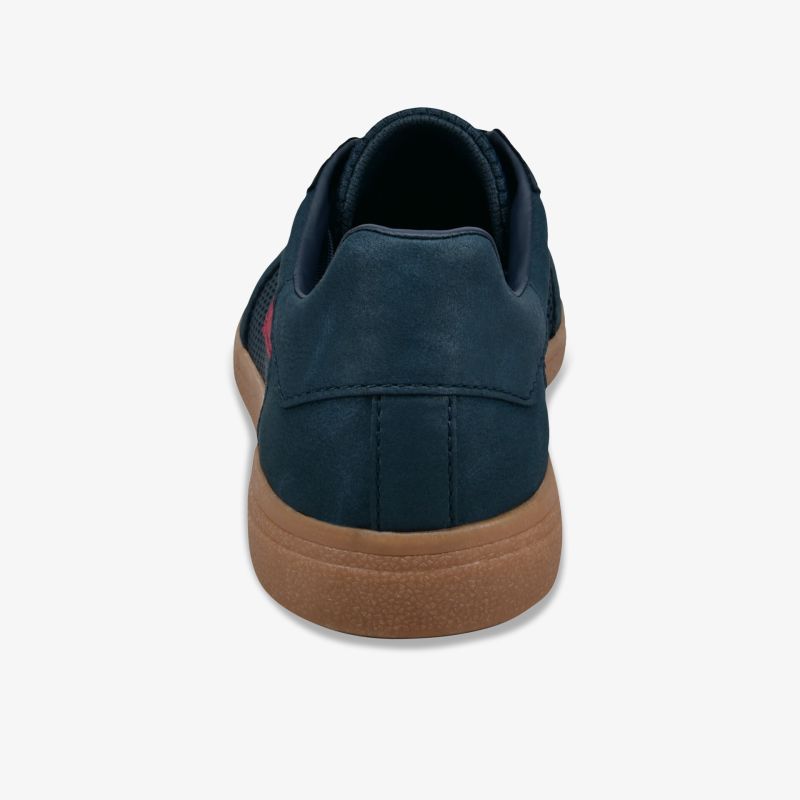 robuster blauer Sneaker von hinten mit rutschfester brauner Gummisohle und sportlichem Design