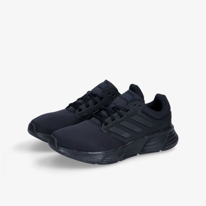 Schwarze Turnschuhe im modernen Design mit bequemer Passform und rutschfester Sohle