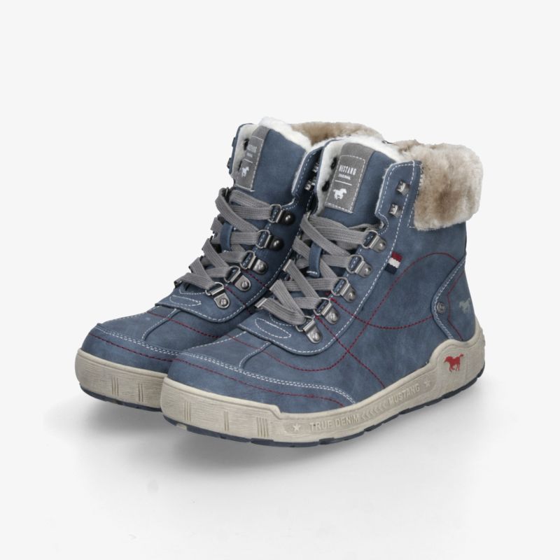 Blauer Winterboot mit warmem Fellbesatz und rutschfester Sohle, robust und bequem für kalte Tage