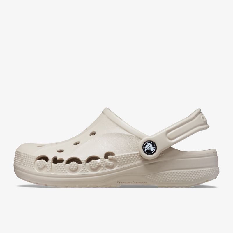 Beige Crocs Classic Clog, vielseitig und angenehm für den Alltag, mit markantem Design und rutschfester Sohle.