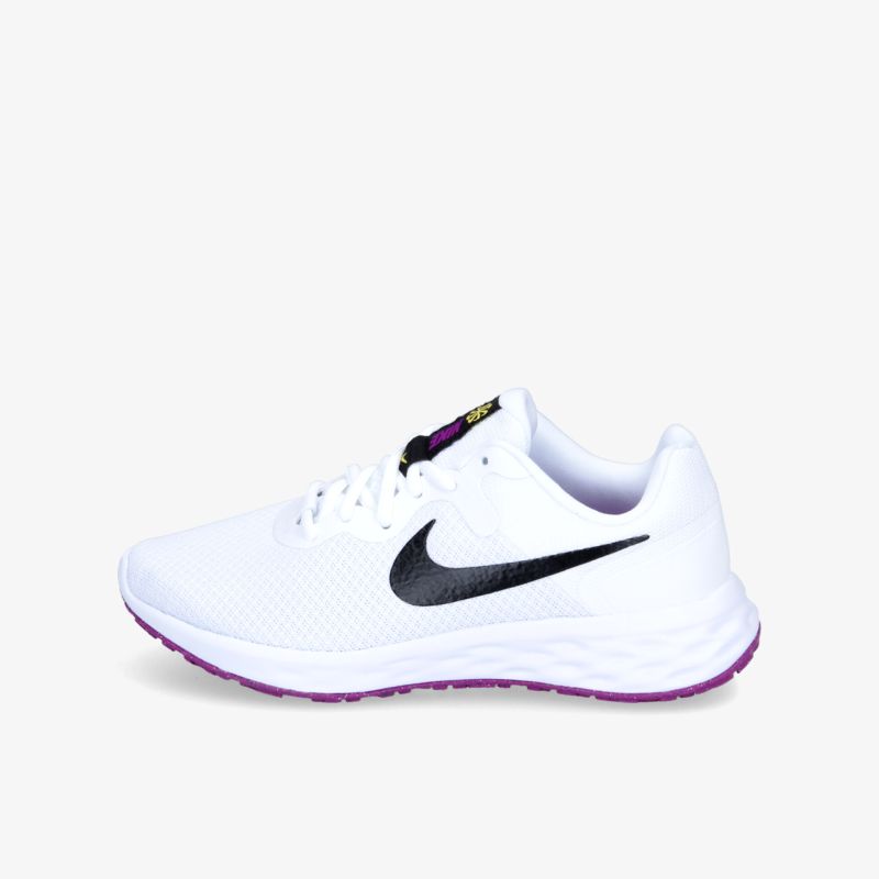 Moderner weißer Laufschuh mit atmungsaktivem Design und bequemer Passform, ideal für sportliche Aktivitäten.