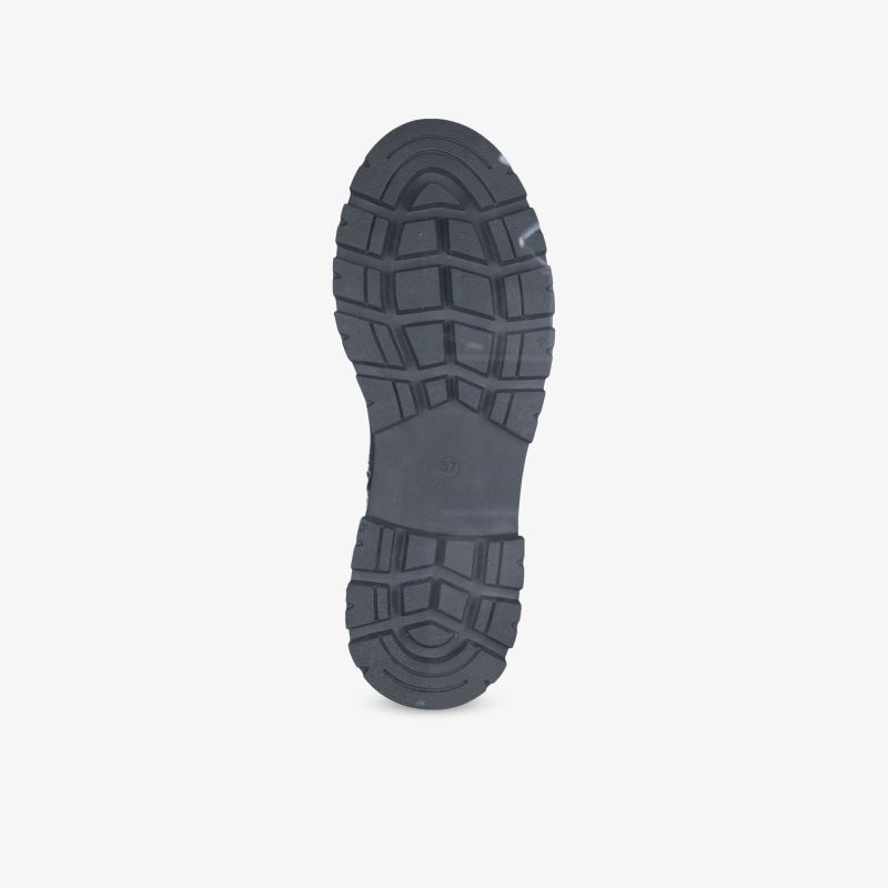 Robuste, rutschfeste Schuhsohle für optimalen Halt und Langlebigkeit bei Outdoor-Aktivitäten.