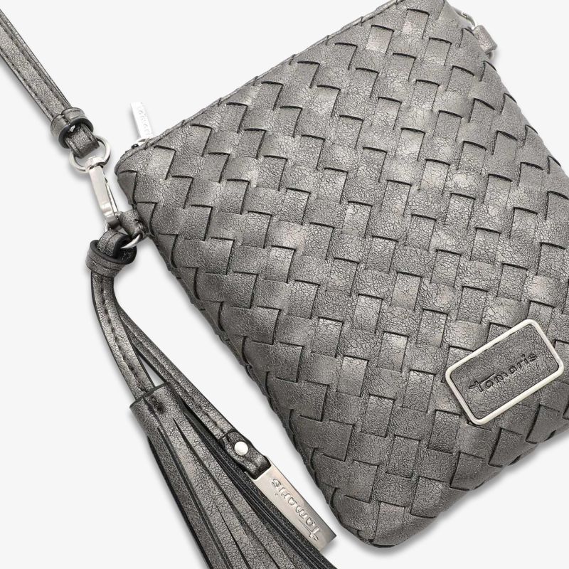 Elegante Tasche in gewebter Silberoptik mit stilvoller Quaste und edlem Emblem, perfekt für besondere Anlässe.