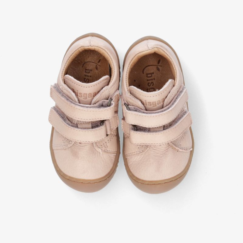 Beige Schuhe mit praktischem Klettverschluss und rutschfester Sohle für optimalen Tragekomfort und sicheren Halt.