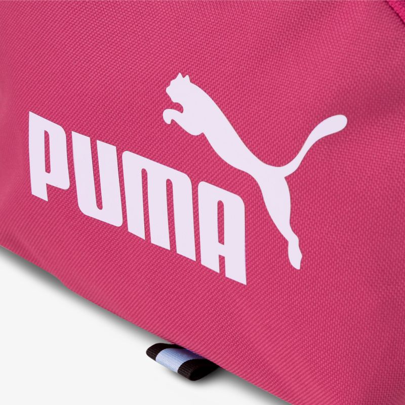 Stylische und geräumige Sporttasche in Rosa von Puma mit großem Logo. Perfekt für Sport und Freizeit.