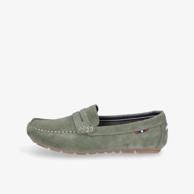Grüner Wildleder-Mokassin mit rutschfester Sohle für stilvollen Komfort und klassischen Look.