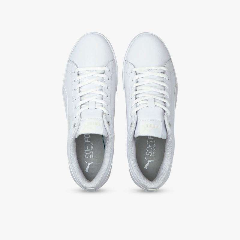 Klassische weiße Ledersneaker mit Schnürsenkeln, sportliches Design, langlebig und vielseitig.