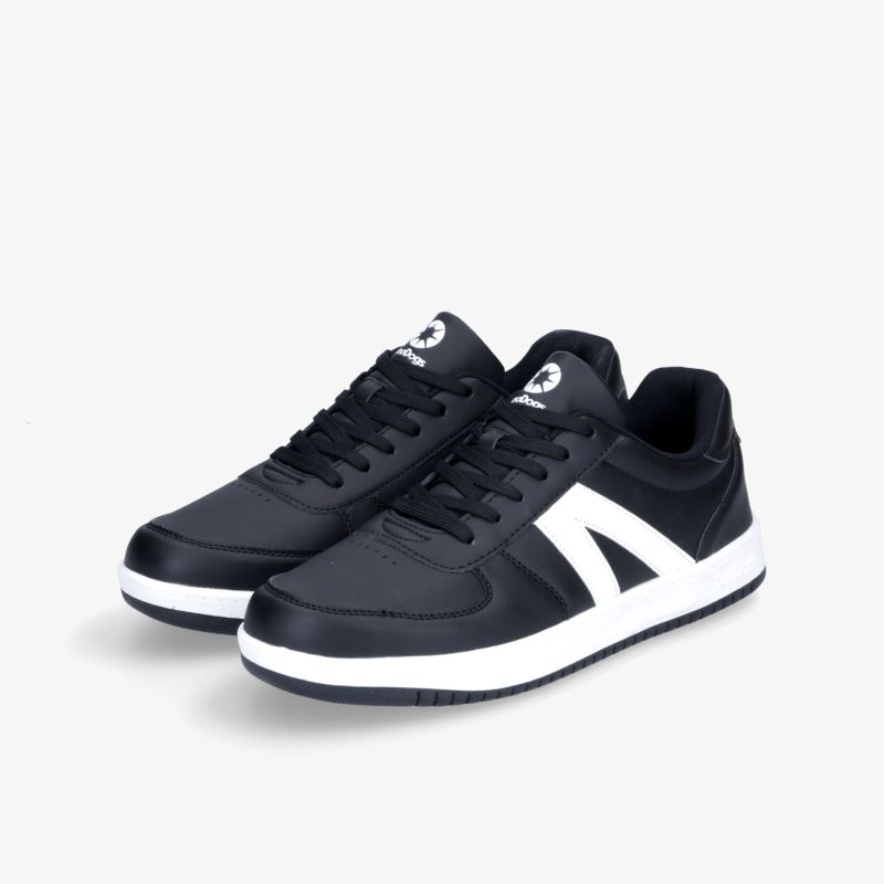 Modische schwarze Sneakers mit weißem Akzent, bieten Komfort und vielseitigen Stil für jeden Anlass.