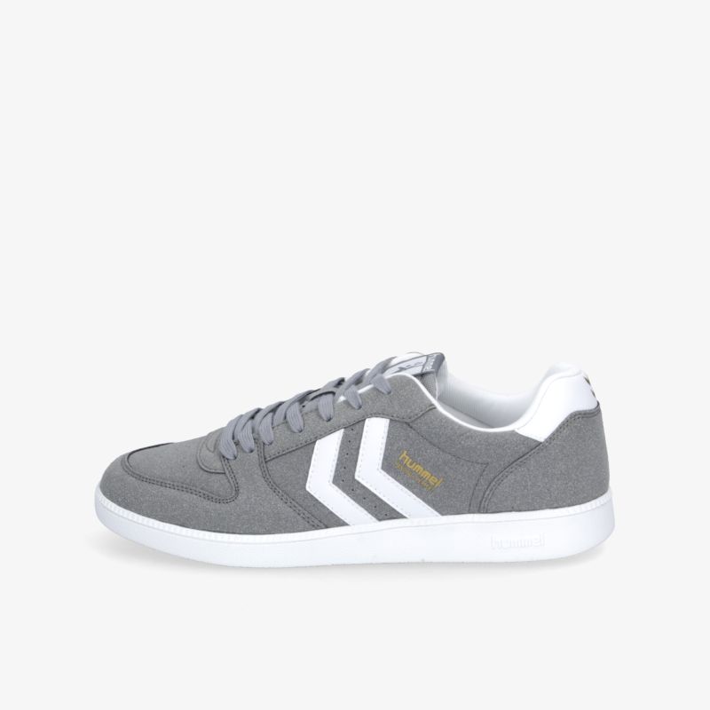 Seitliche Ansicht eines grauen sportlichen Sneakers mit weißer Sohle, bequem und leicht für den Alltag geeignet