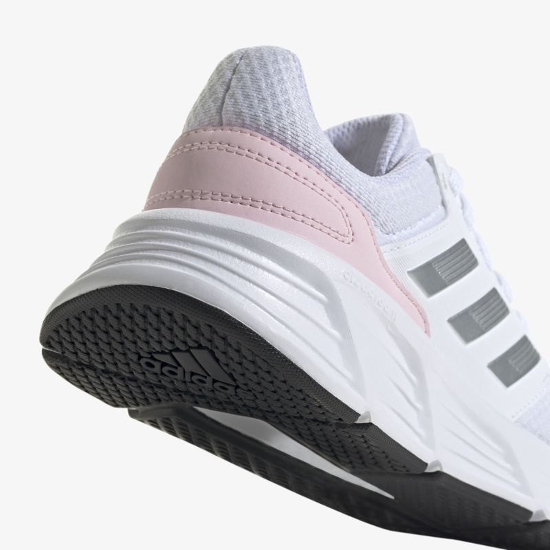 Moderner Sneaker mit rosa Akzent und robuster Sohle für optimalen Halt und Komfort.