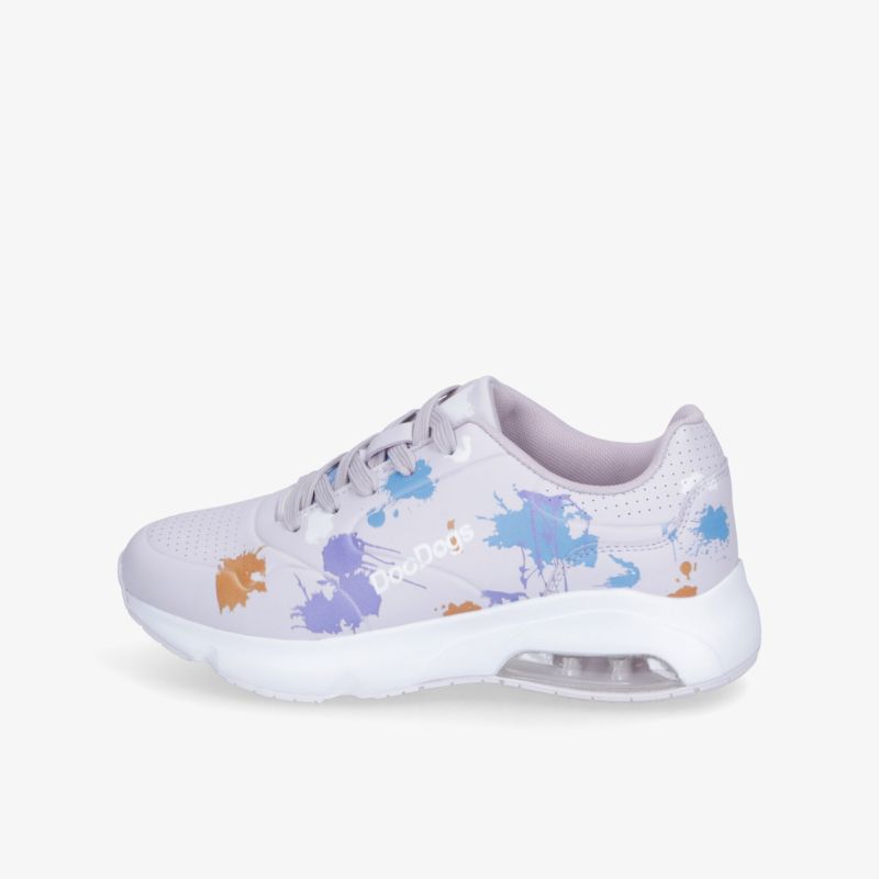 Leichter Sneaker mit atmungsaktivem Material und stoßdämpfender Sohle in modischem Design seitlich fotografiert