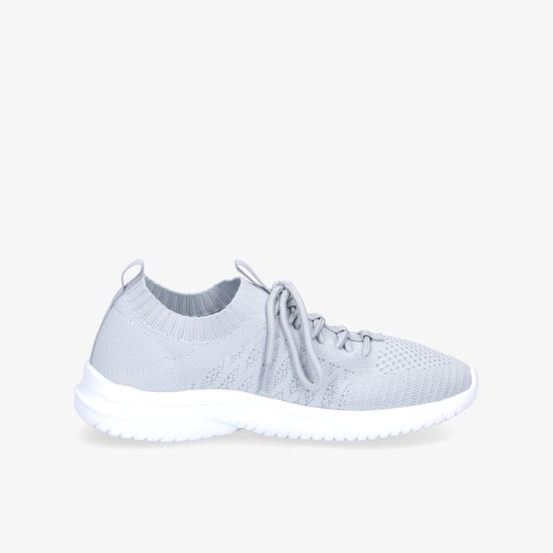Leichter grauer Sneaker mit atmungsaktivem Obermaterial und robustem weißen Profil.