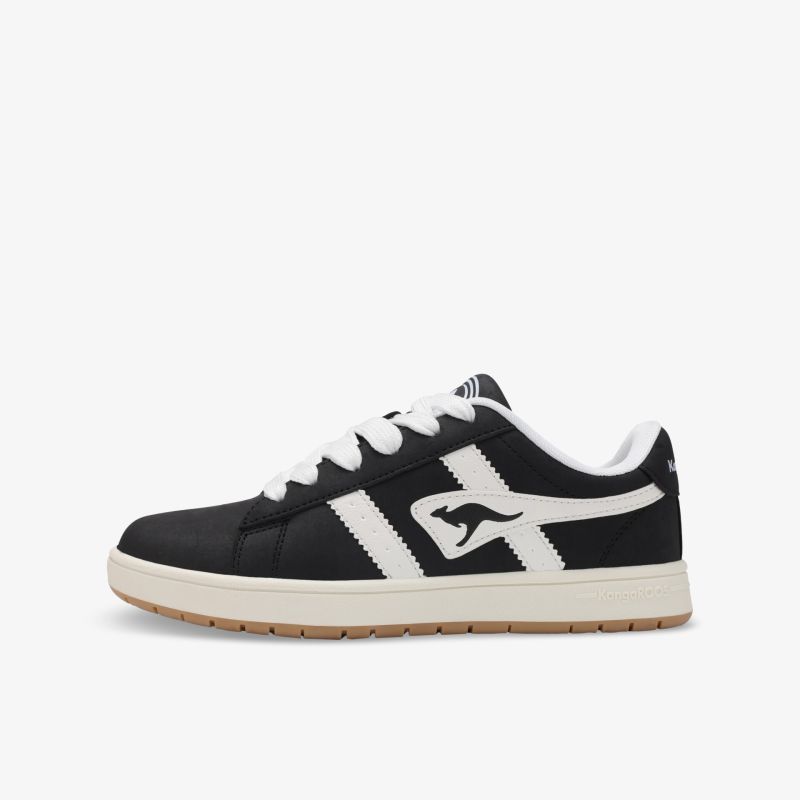 Schwarzer Sneaker mit weißem Logo und beiger Sohle, bequem, leicht und mit rutschfester Außensohle für optimalen Halt
