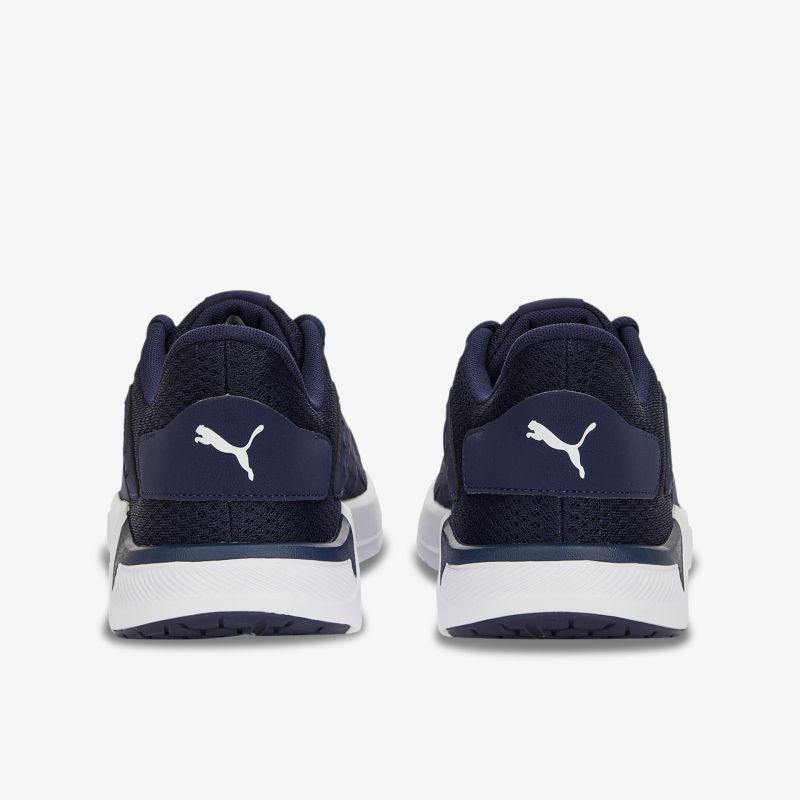 Rückansicht der dunkelblauen Sneaker mit weißem Logo, ideal für sportliche Aktivitäten und Alltagskomfort.