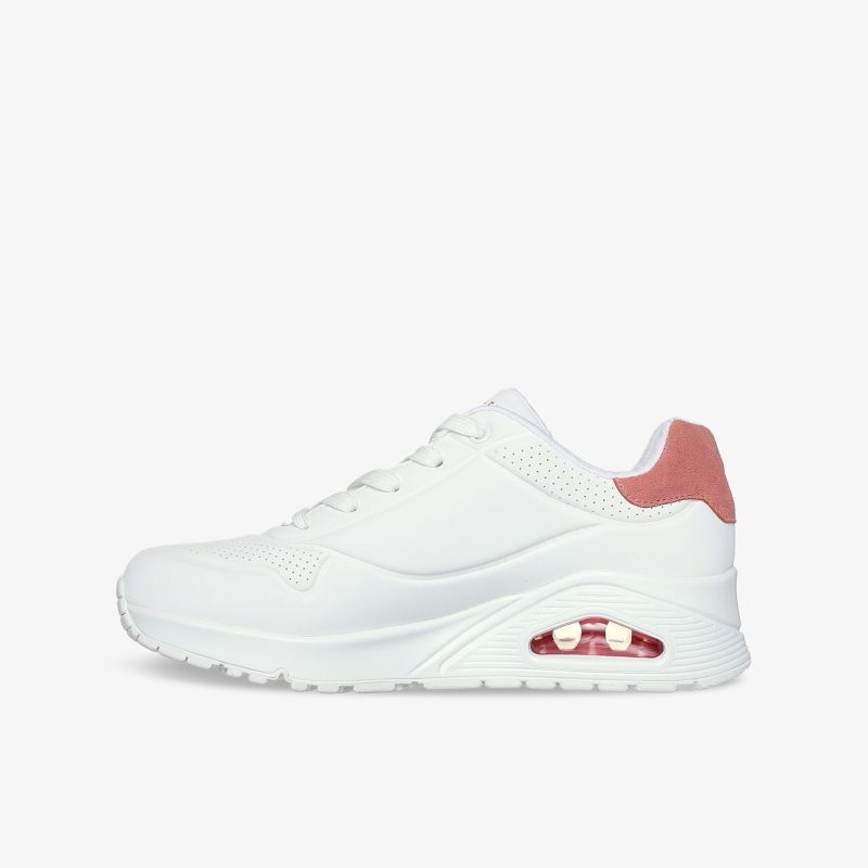 Weißer Sneaker mit gepolstertem Fersenbereich und rutschfester Sohle für hohen Tragekomfort und sportlichen Look