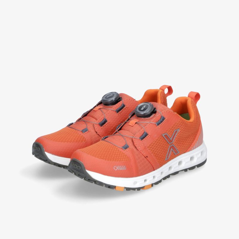Bequeme, leuchtend orangefarbene Schuhe mit innovativem Design und schnürfreiem Verschluss für sportliche Aktivitäten.